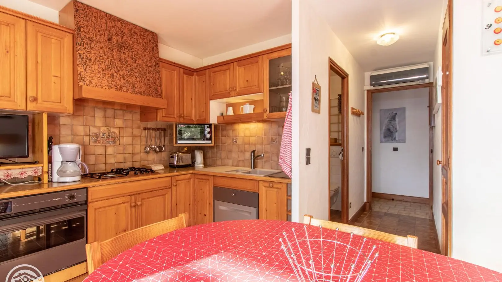 Cuisine et accès chambre, salle d'eau, WC