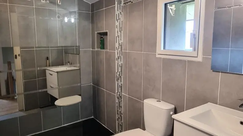 Salle d'eau : douche - vasque & WC.