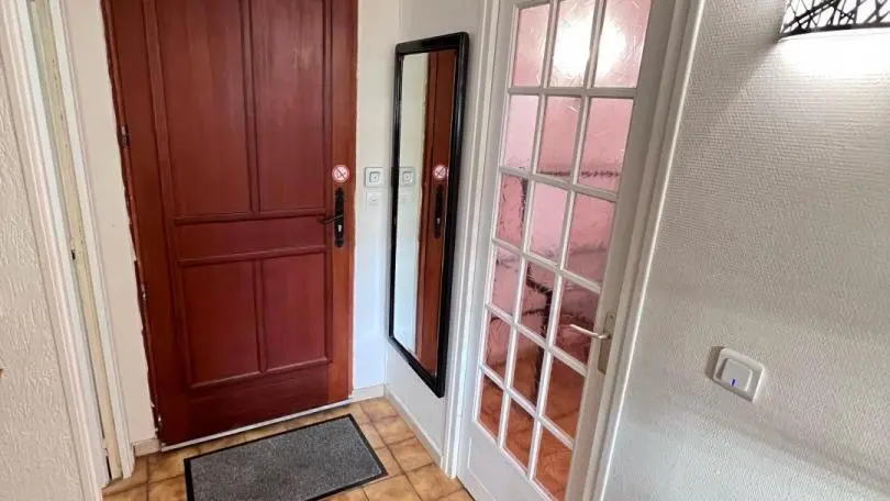 Entrée avec WC indépendant et placard pour vos chaussures et manteaux