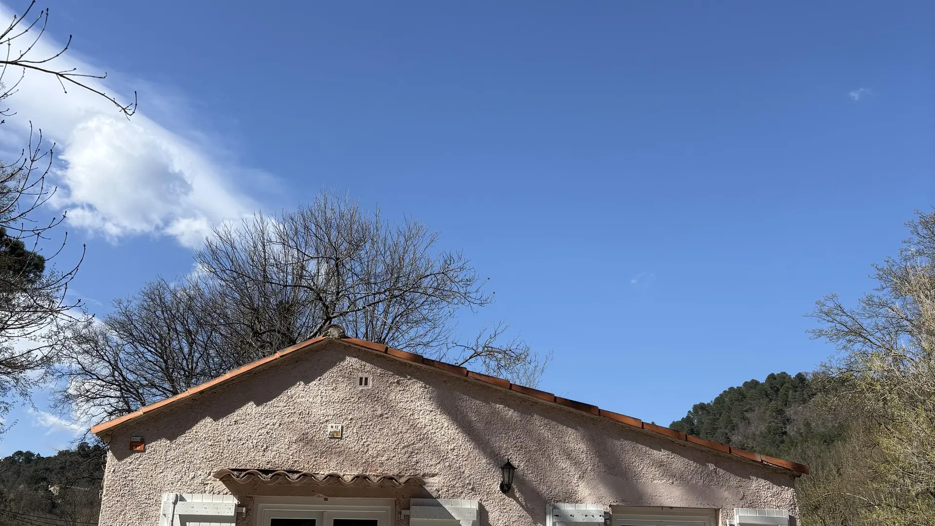 Bungalow remis à neuf, idéal compromis entre le camping et la location, offrant un espace de vie avec cuisine et couchages, sans sanitaires