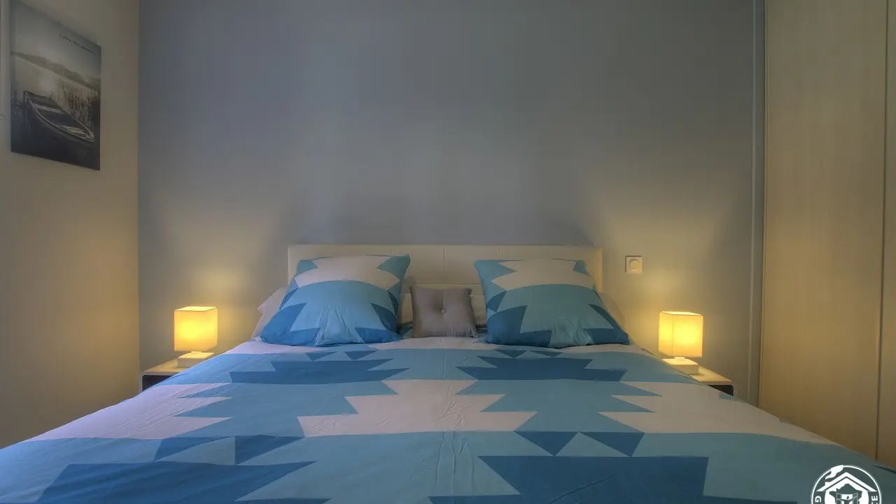 Chambre composée d'un lit en 160*200 avec vue sur le jardin.