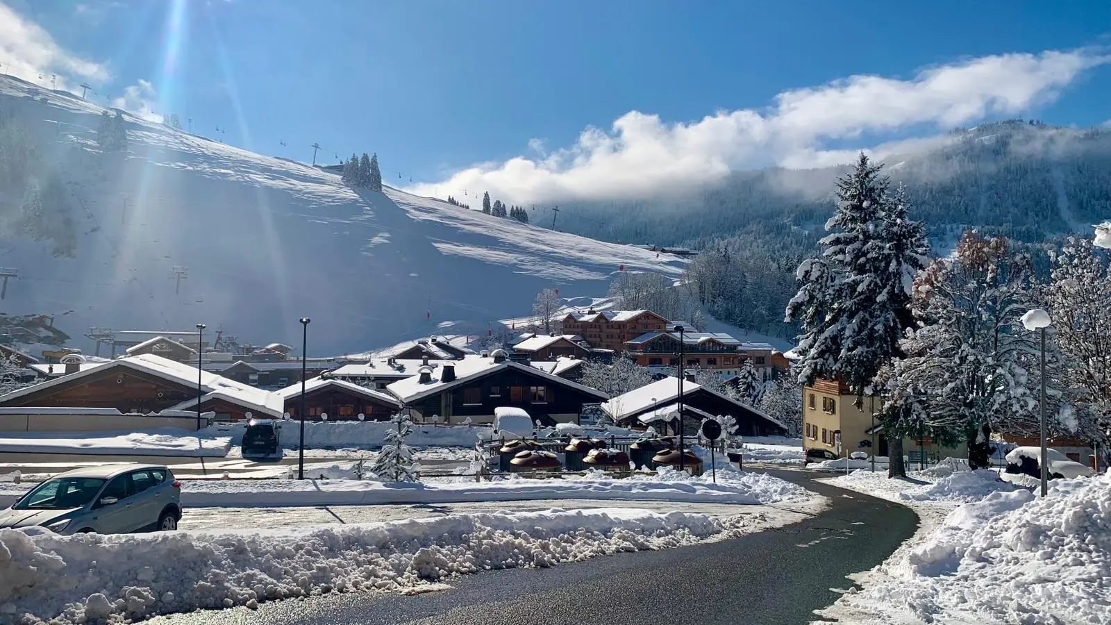 Départ du Télémix du Bossonnet et départs cours ESF situés à 150m du chalet.