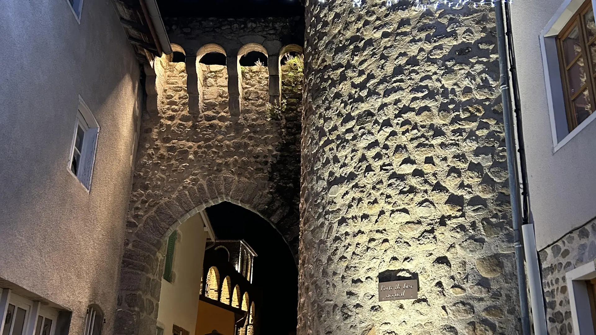 Porte prinicipale du bourg médiéval fortifié de Champdieu