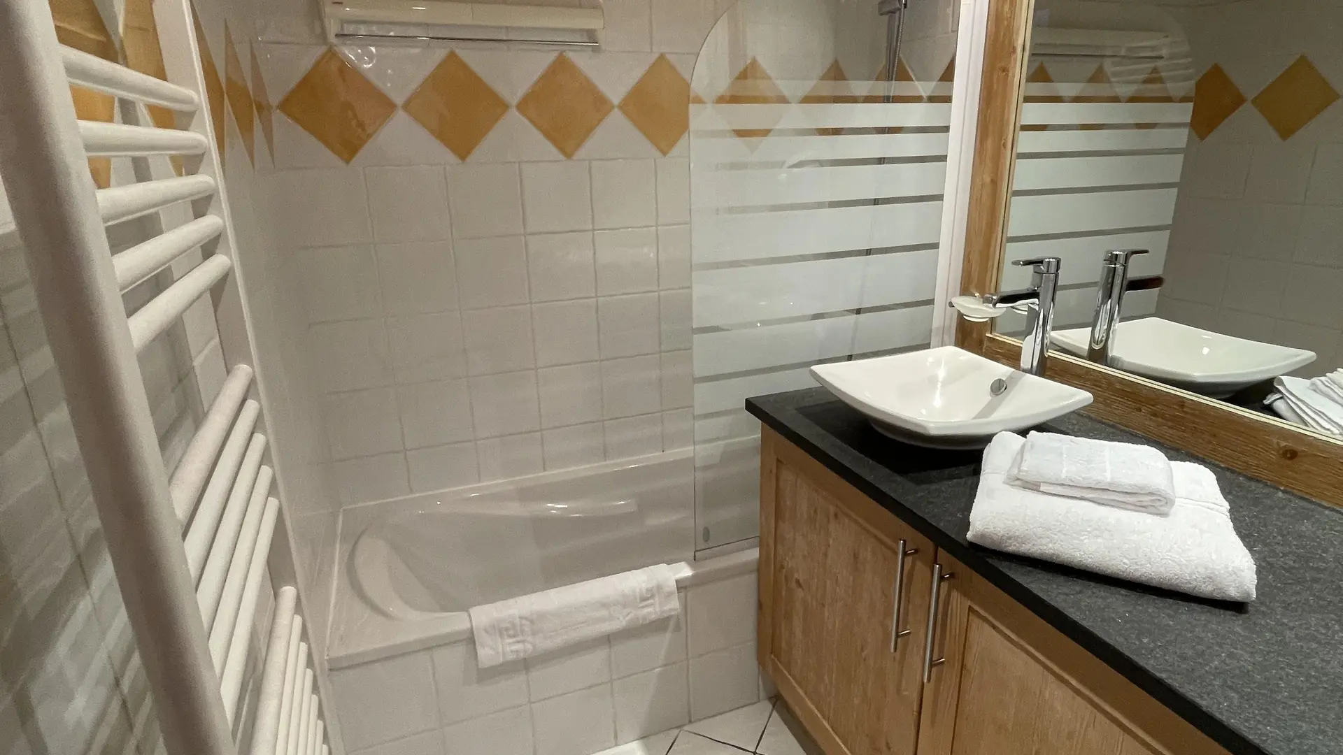 salle de bain avec seche serviette et lavabo