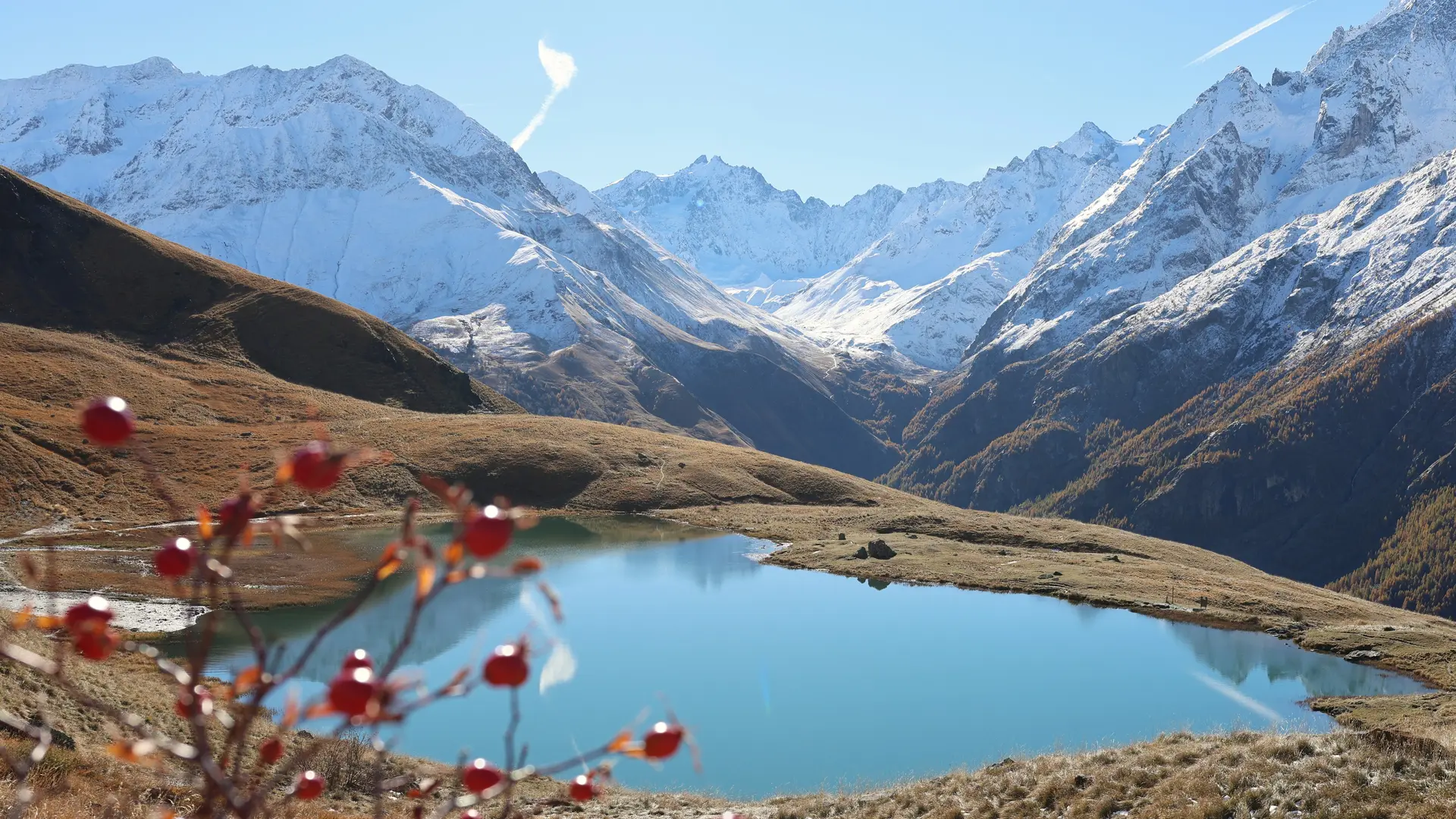 Le lac du Pontet offre une vue sur le massif des Ecrins