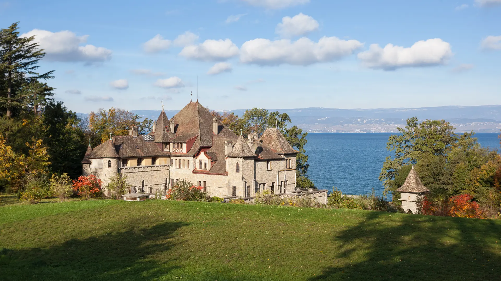 Château de Montjoux vue de la voie verte