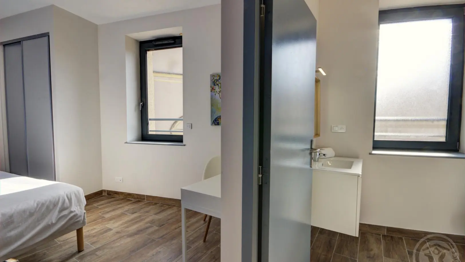 Chambre Le Coton : 2 lits 90 pouvant se jumeler avec sanitaires complets et privatifs à la chambre.