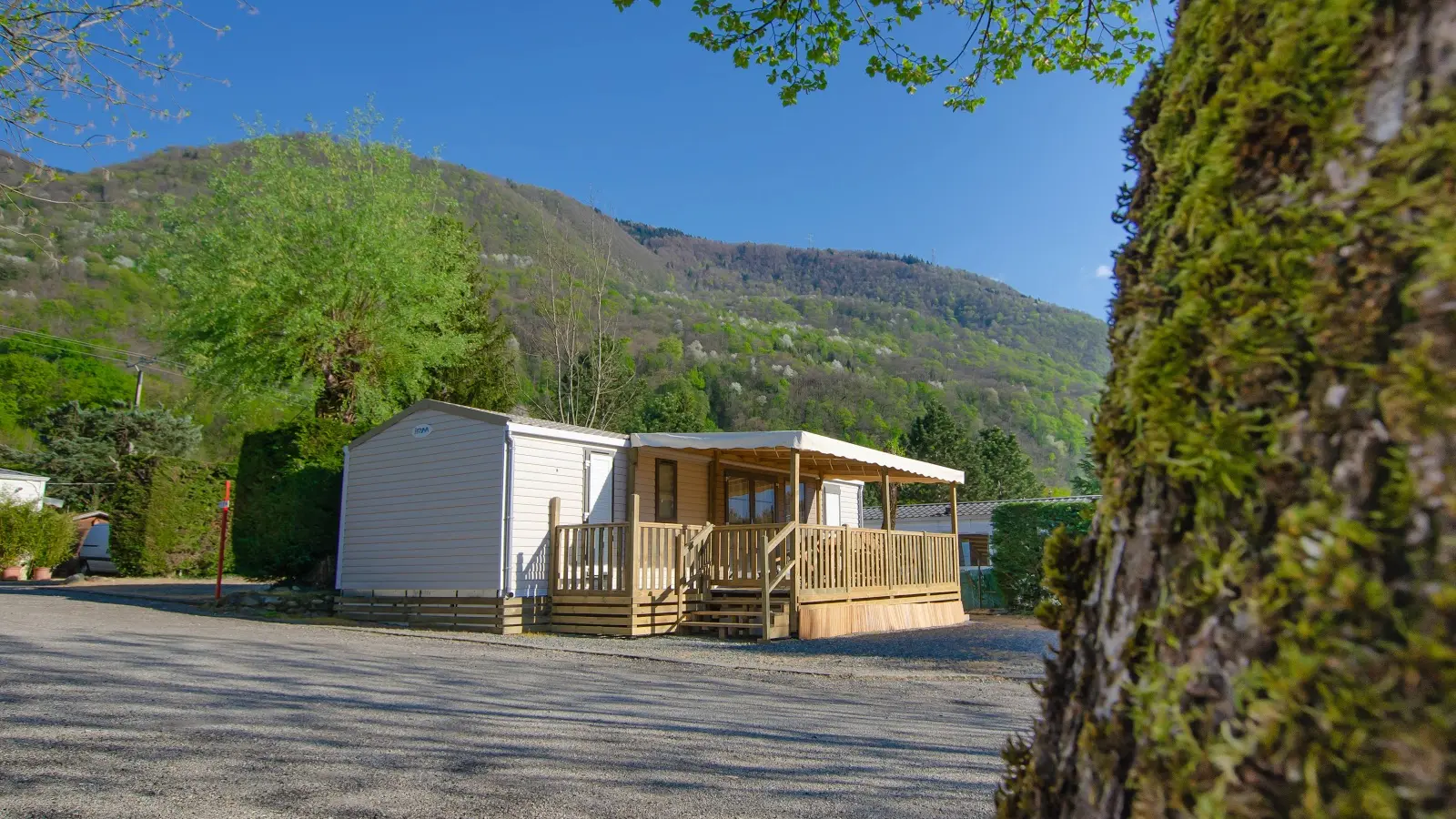 Le lodge est situé dans un environnement naturel avec une vue sur des collines boisées.