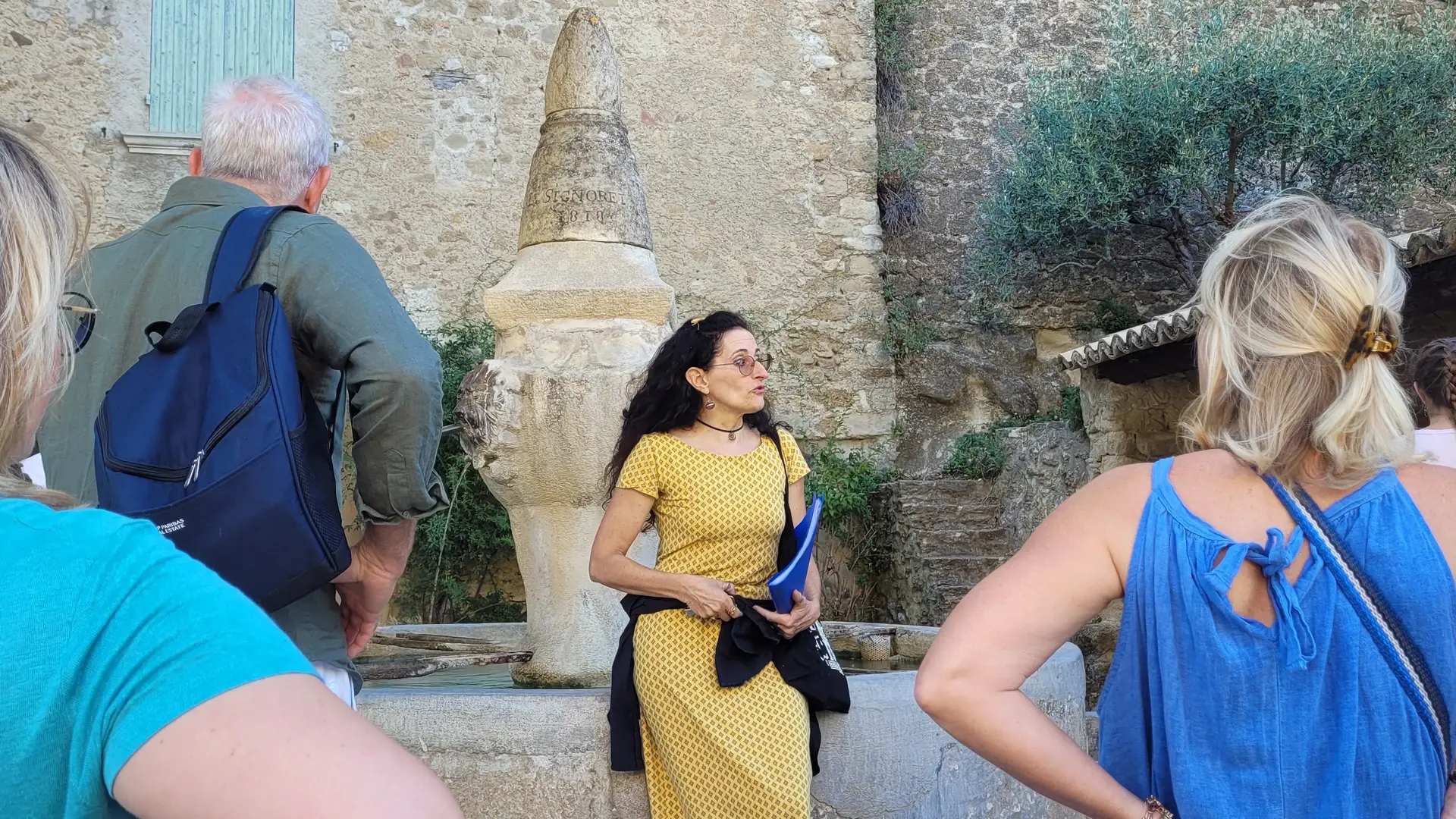 devant la grande Fontaine Puyméras