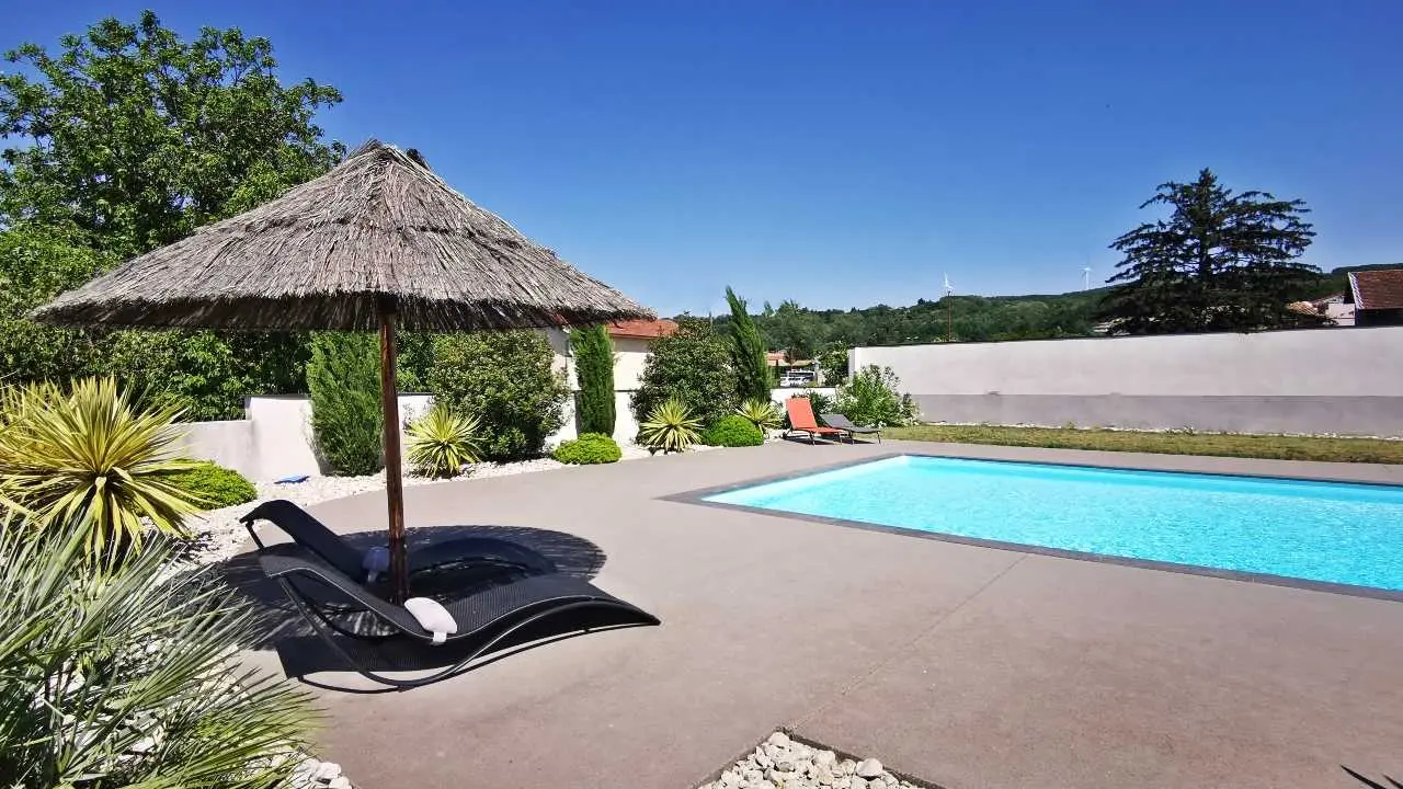 piscine avec plongeoir (dimension 13x6m, profondeur max 2.6m, sécurisée par une alarme, ouverte de mai à septembre