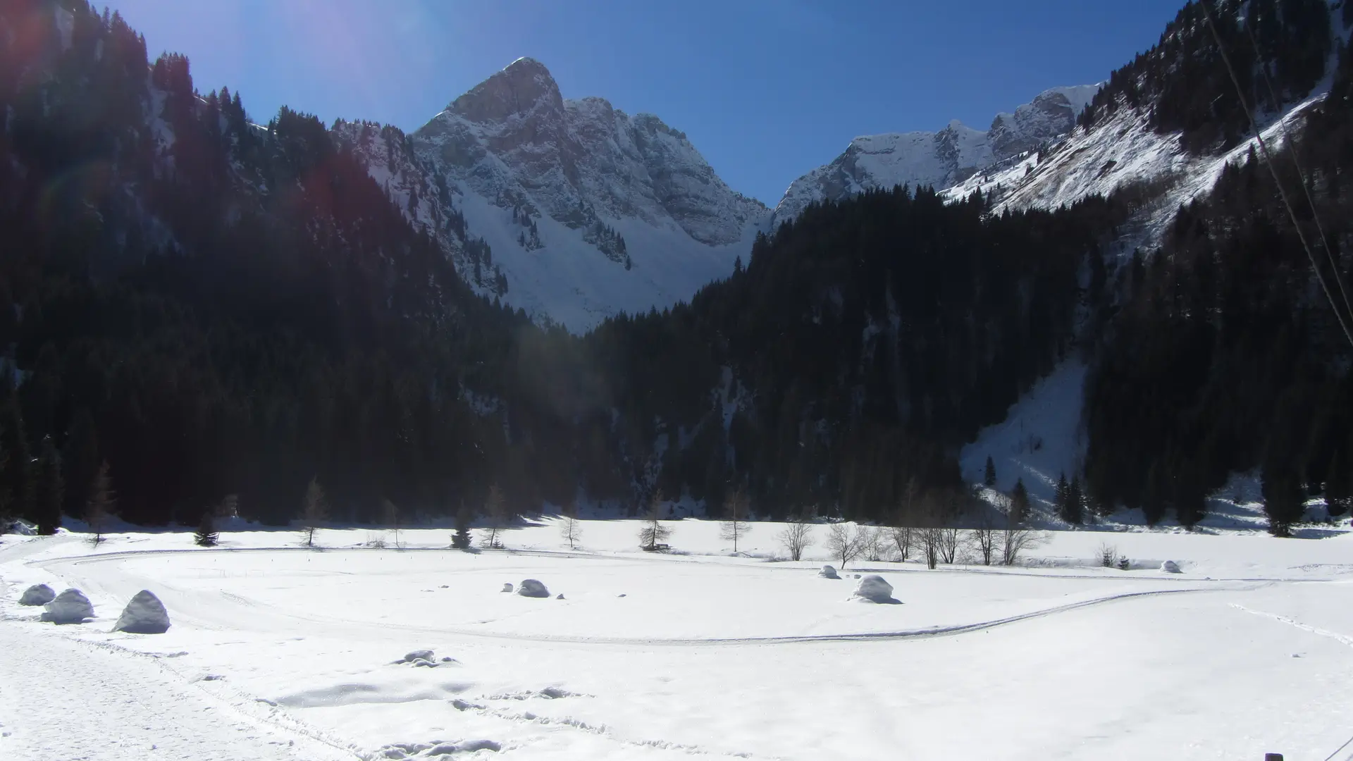 Pistes de ski de fond et skating avec vue sur le lac des Plagnes et Cubourré