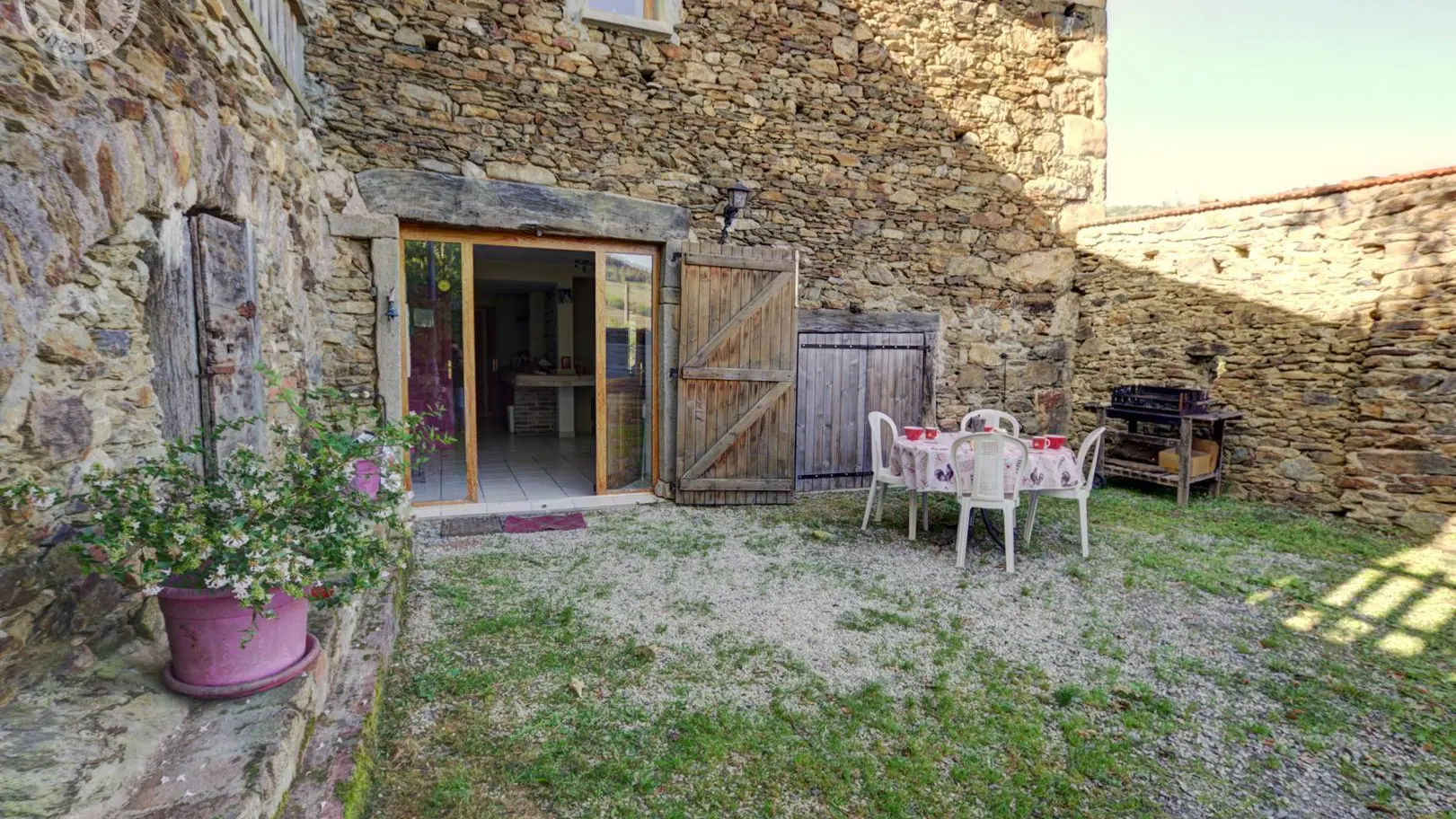Ombragée du temps de midi, la cour intérieure peut permettre de faire manger jusqu'à 20 personnes grâce aux tables d'appoint.