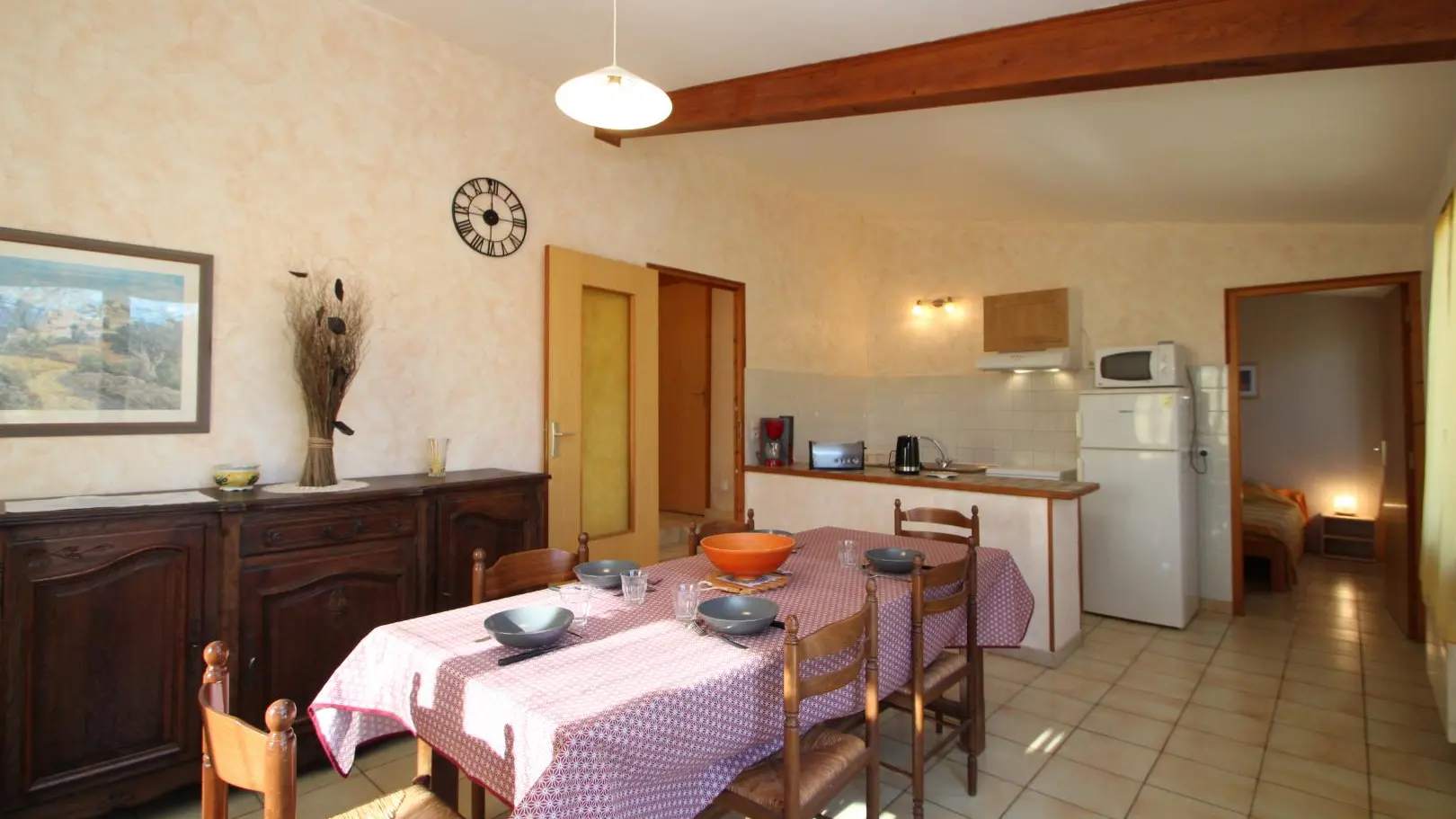 Pièce de vie spacieuse avec coin repas