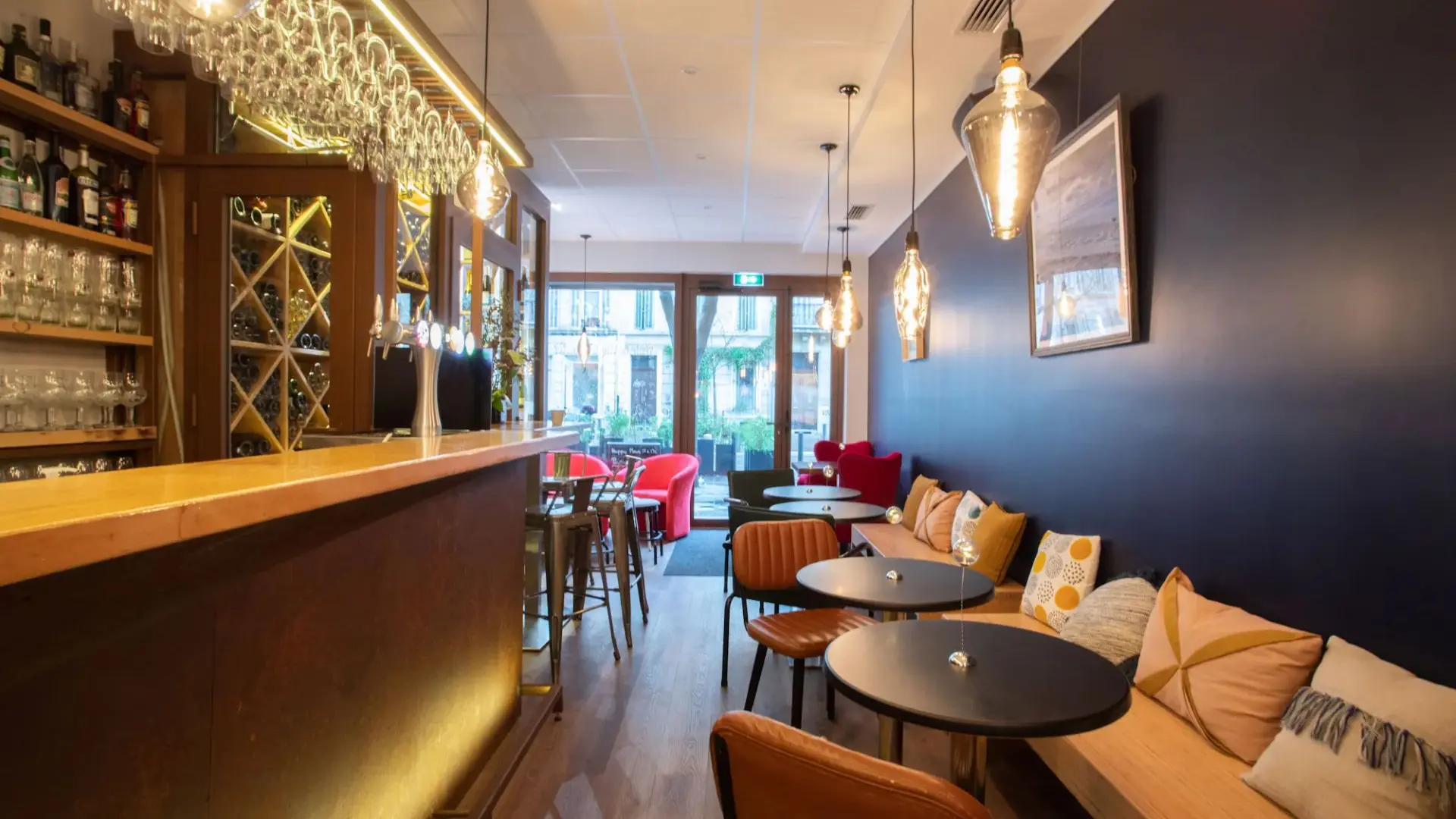 vue du bar et de la salle