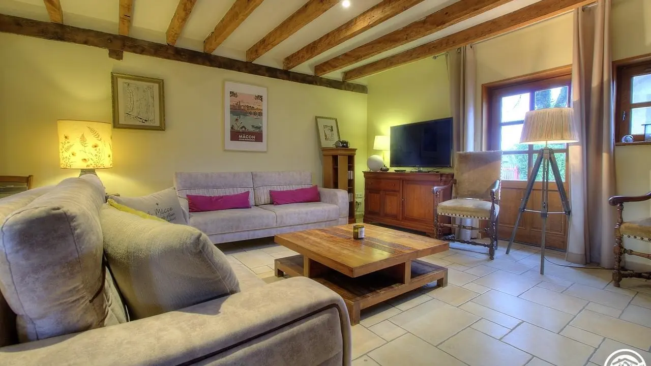 Salon / salle à manger avec poêle à bois