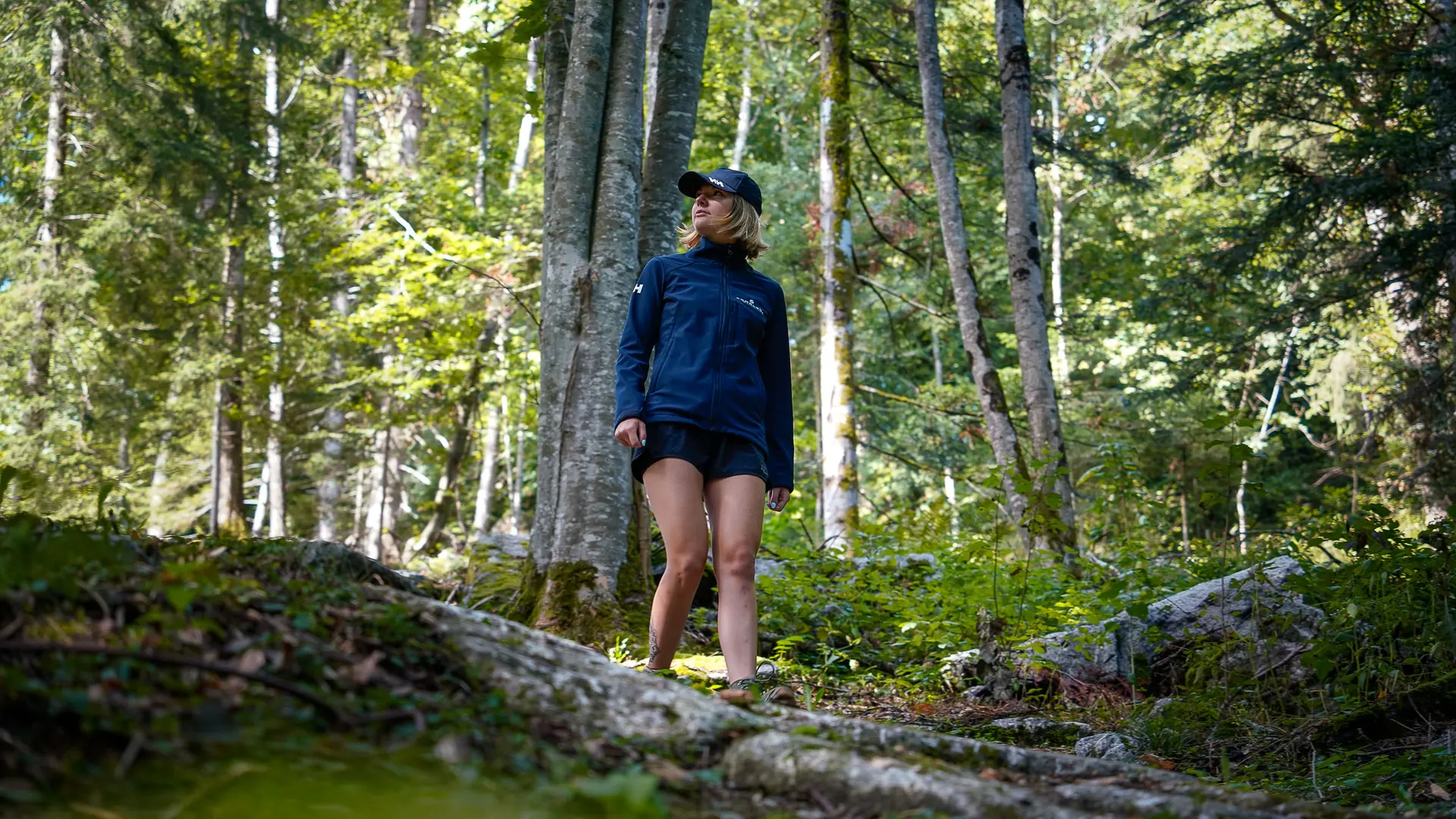 randonneuse dans la forêt