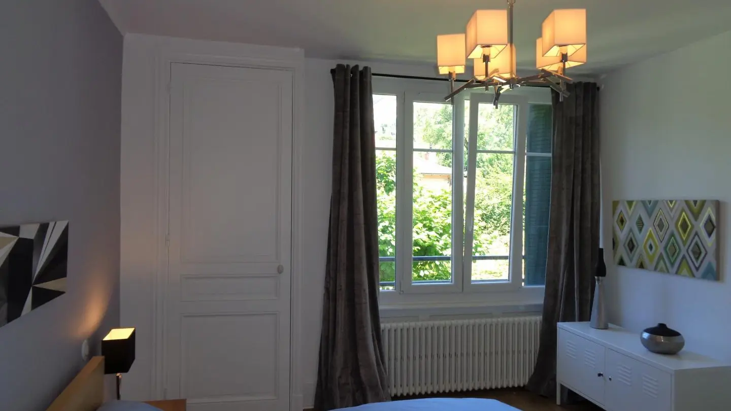 Chambre Moderne : 1 lit 160 avec sanitaires complets et privatifs.