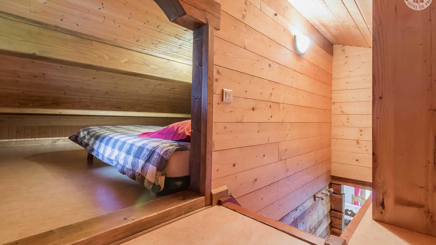 chambre mansardée en mezzanine avec hauteur totale inférieure à 1.80m