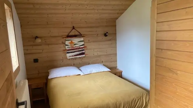 Chambre mansardée avec un lit 2 places