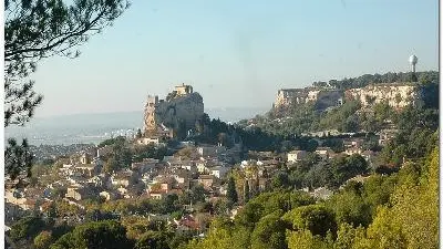 vue générale Le village et le rocher de Vitrolles