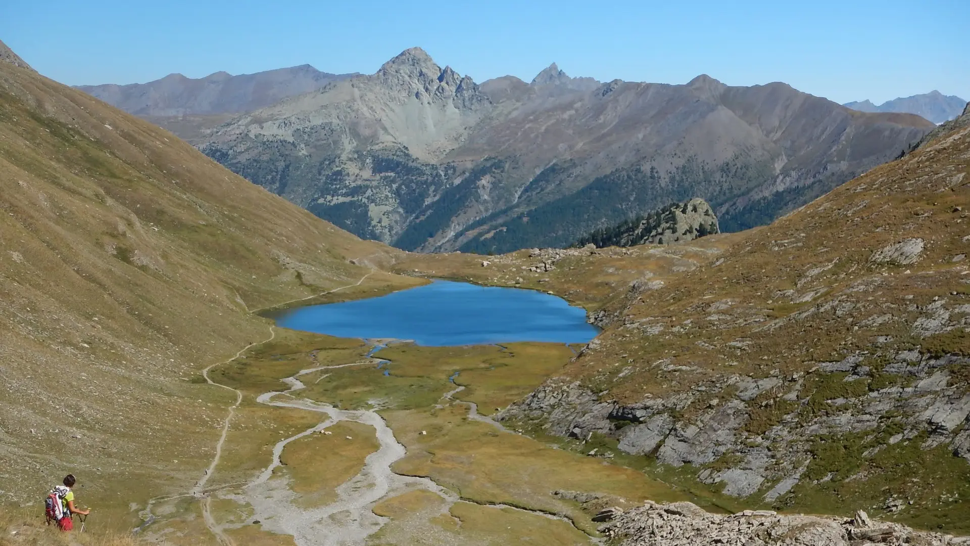 Lac Egorgéou : Pelvas en arrière plan