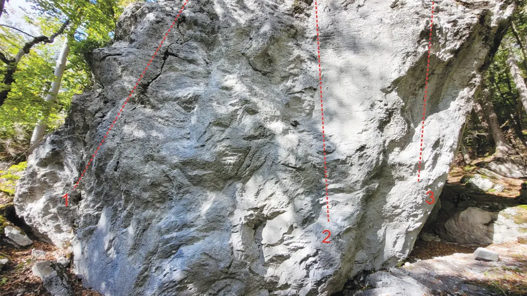 Bloc du bas (face Sud)  1/ La marmaille 6a+ 2/ La marmotte 6c+ 3/ La fureur 7b (?) Spits et relais