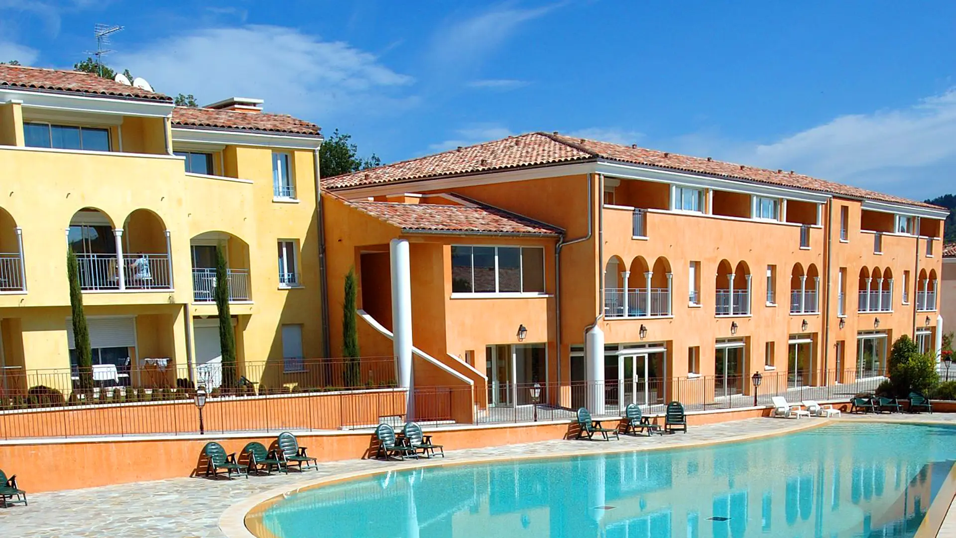 vue extérieure et piscine