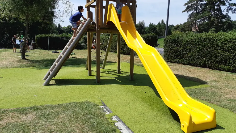 Jeux au plan d'Usson en Forez