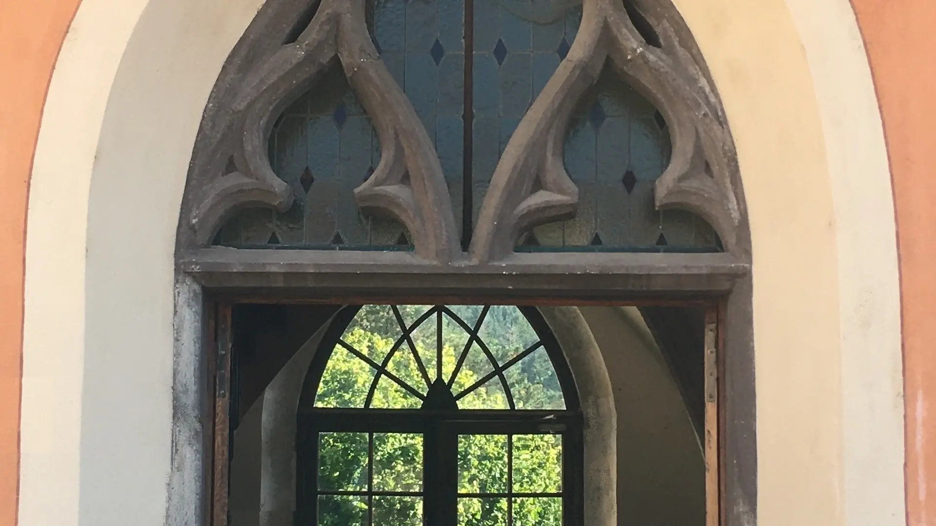 Porte d'entrée sur la place