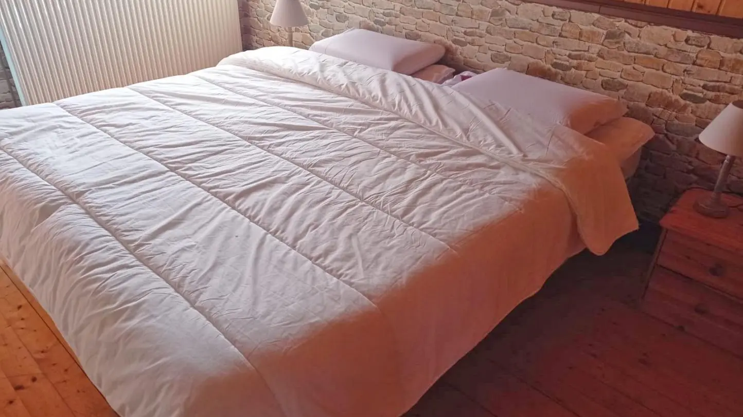 Grand lit double pouvant être séparé.