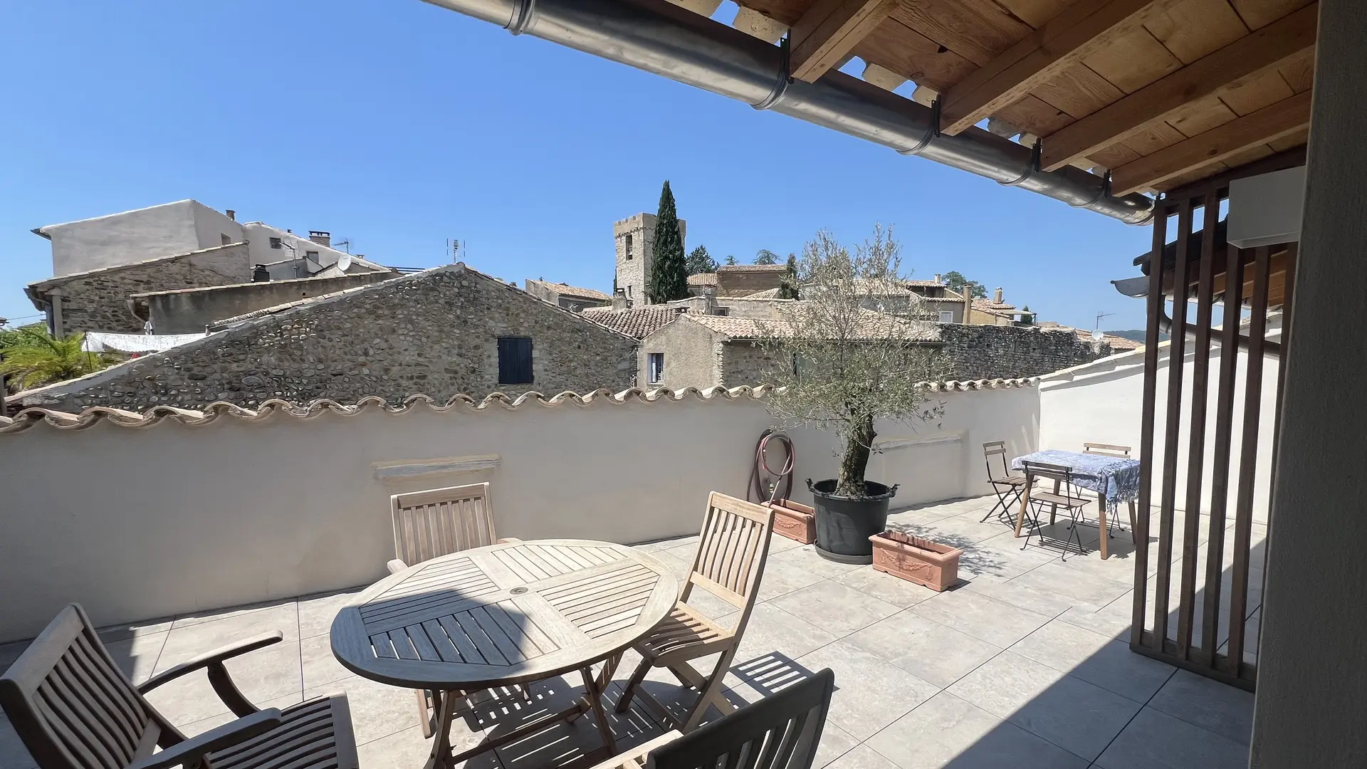 Terrasse avec vue sur le village médieval