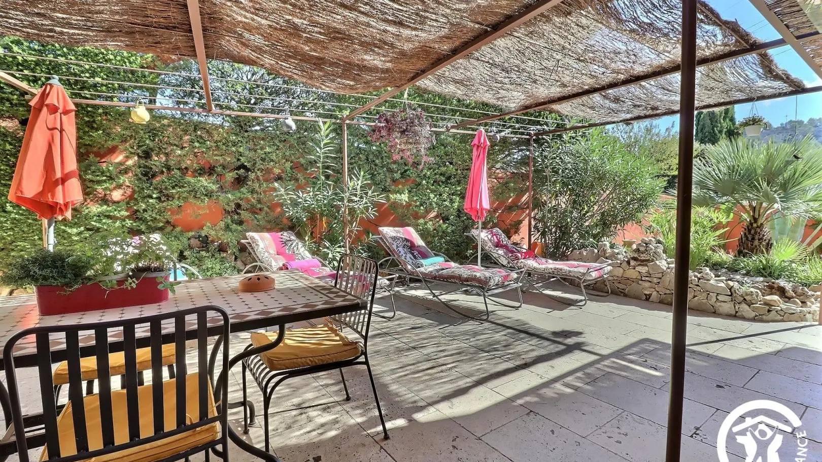 La terrasse vue de l'entrée de l'appartement