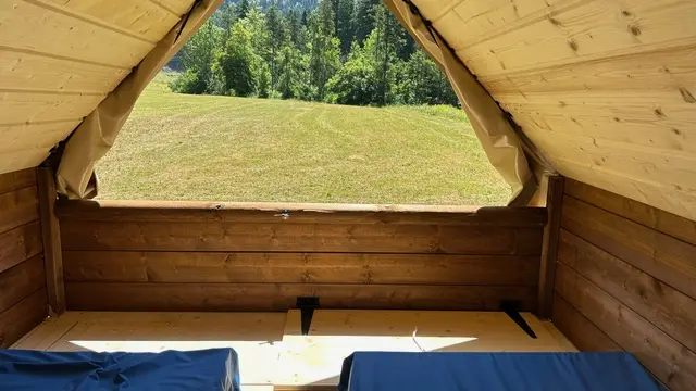 Tente sur pilotis avec 2 matelas