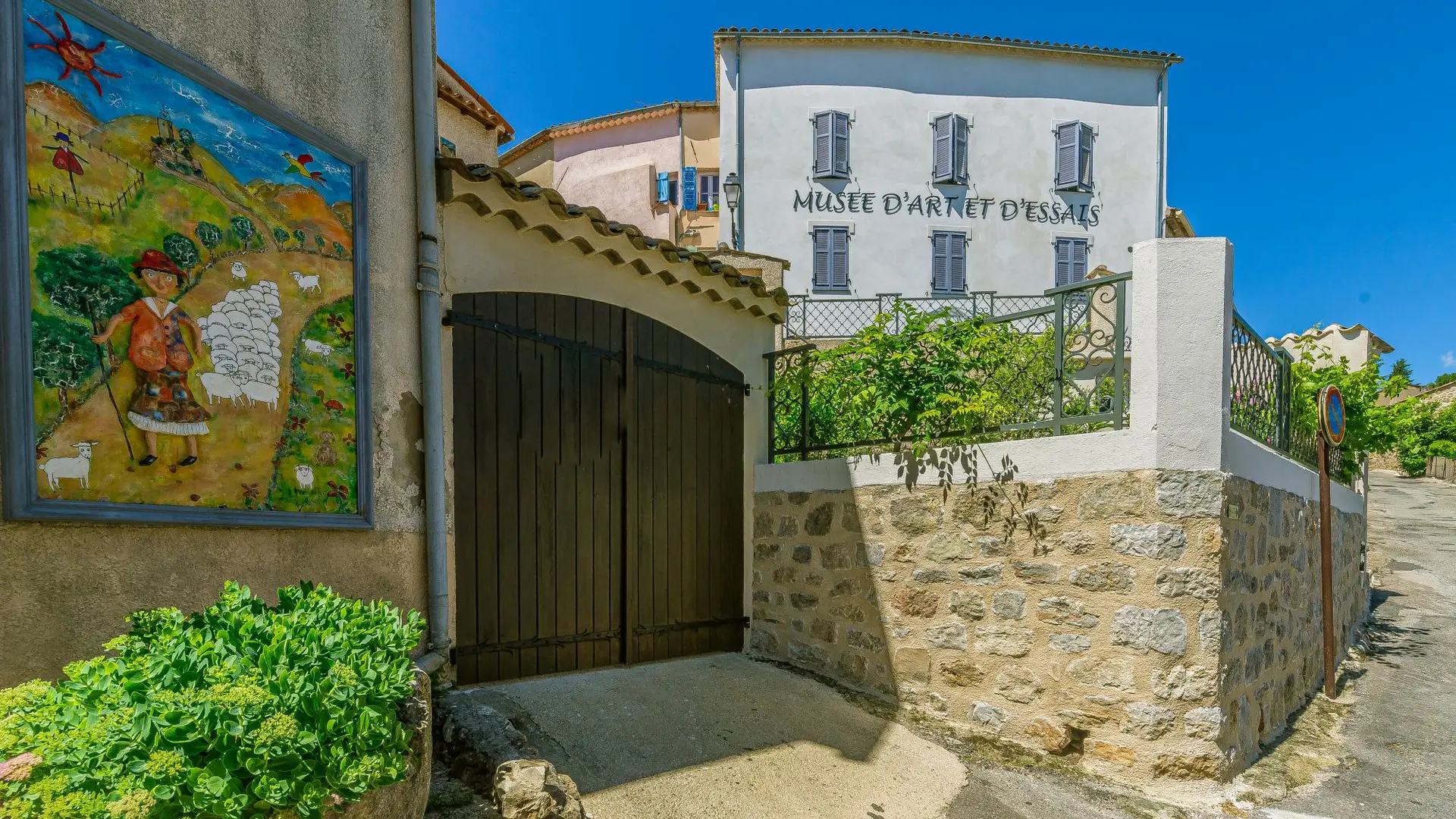 à côté du Musée d'Art et d'essais