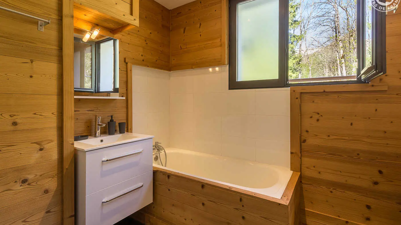 Salle de bain étage du bas avec baignoire