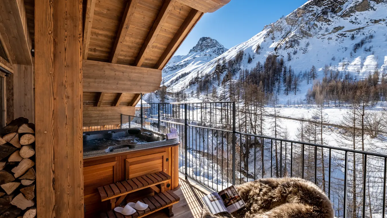 Terrasse avec bain à remous en hiver - Vail Lodge by Alpine Resorts à Val d'Isère