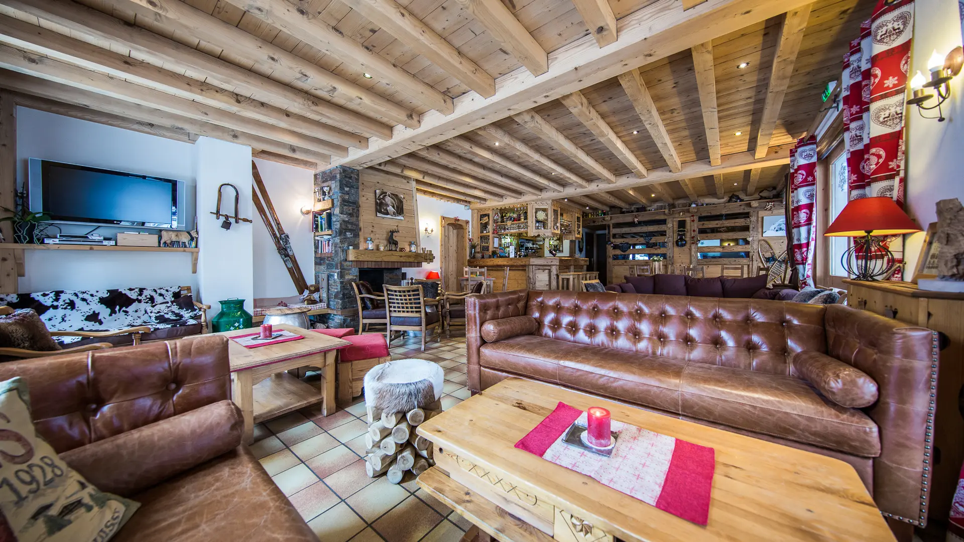 Salon et Bar avec coin cheminée
