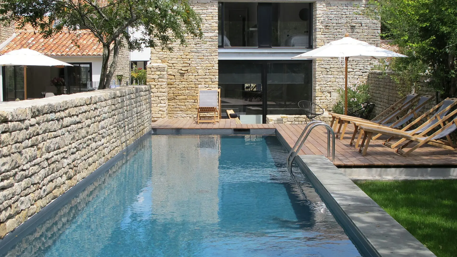 Beheizter Außenpool in der Saison