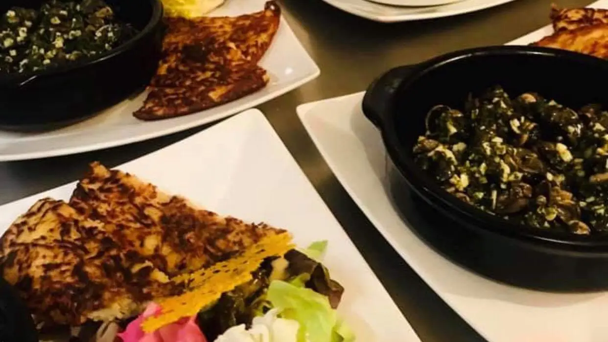 Présentation de plusieurs plats chauds dont les fameuses cuisses de grenouilles avec leurs rappées de pommes de terre