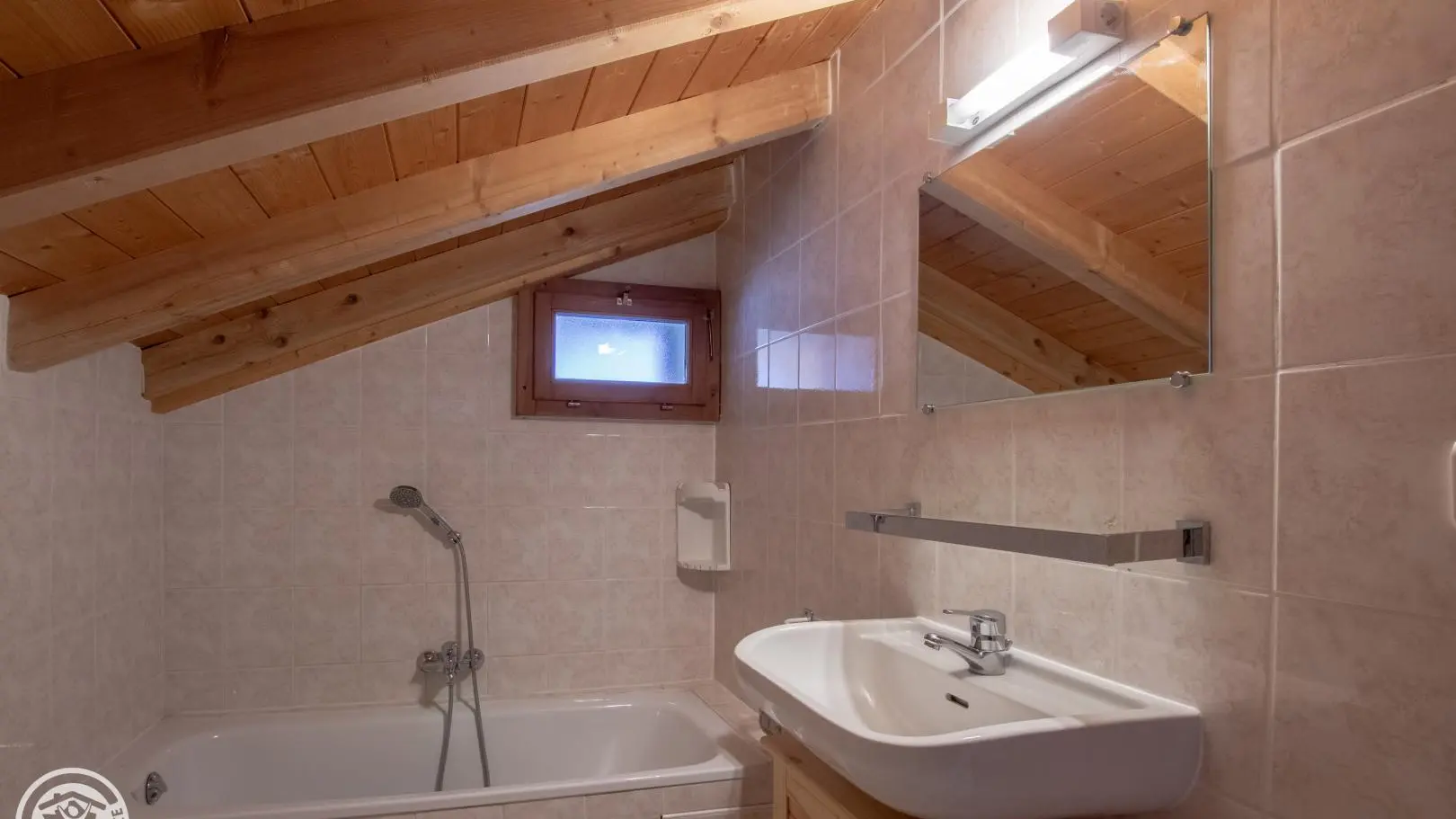 Salle de bain privative pour la 1ère chambre.