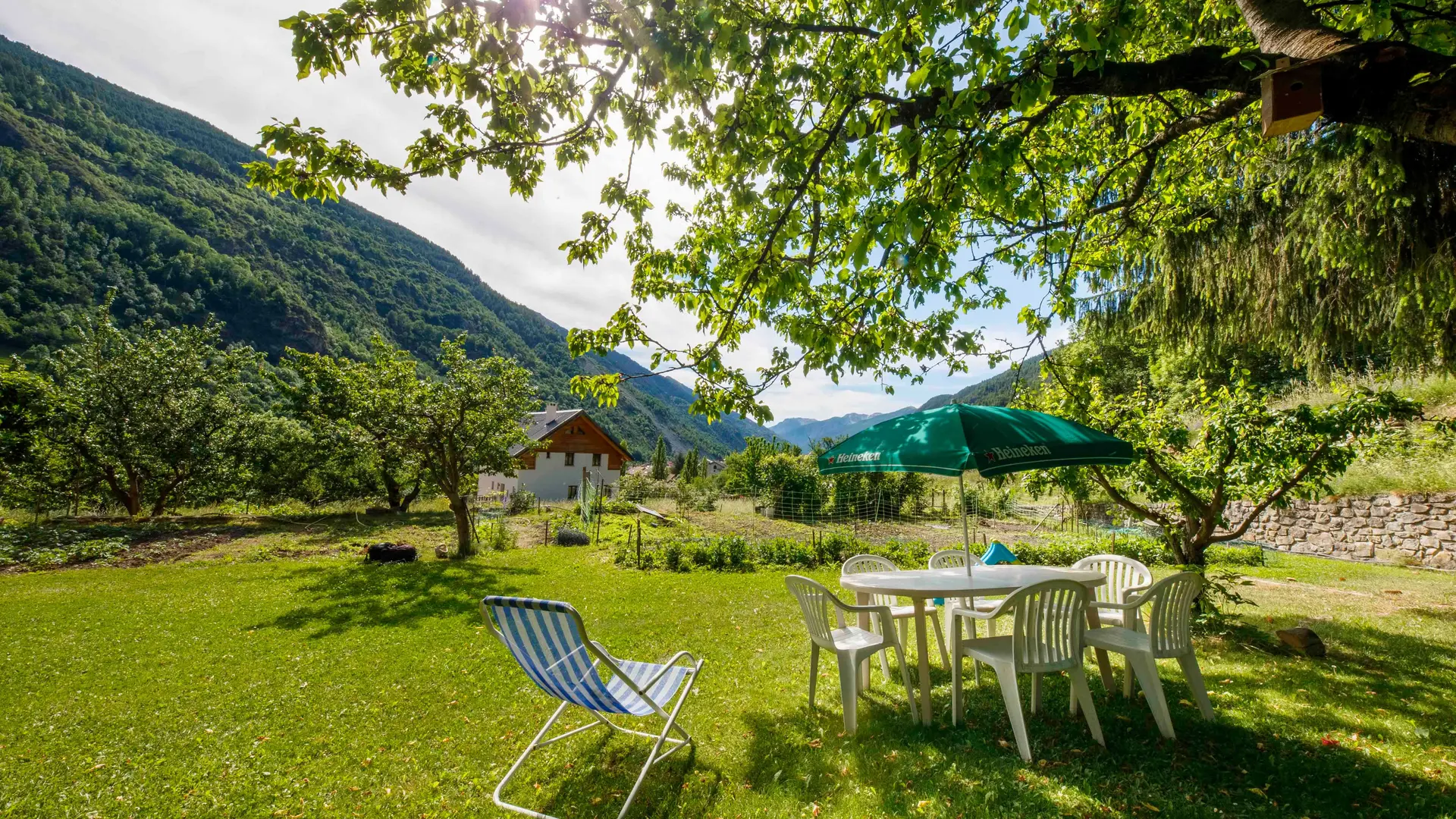 Gîte Les Rosiers-Mobilier de jardin-vue sur les sommets du Mercantour avec de nombreuses randonnées, et des activités ludiques au village ou a la station d'Auron