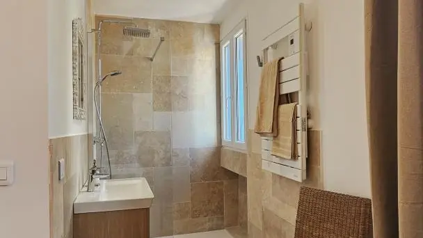 Gîte l'EnVie de Bonheur -salle d'eau atteante à la chambre -Gîtes de France Alpes-Maritimes