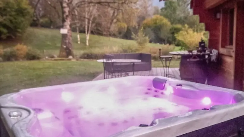 Jacuzzi en option, sur la terrasse du gite