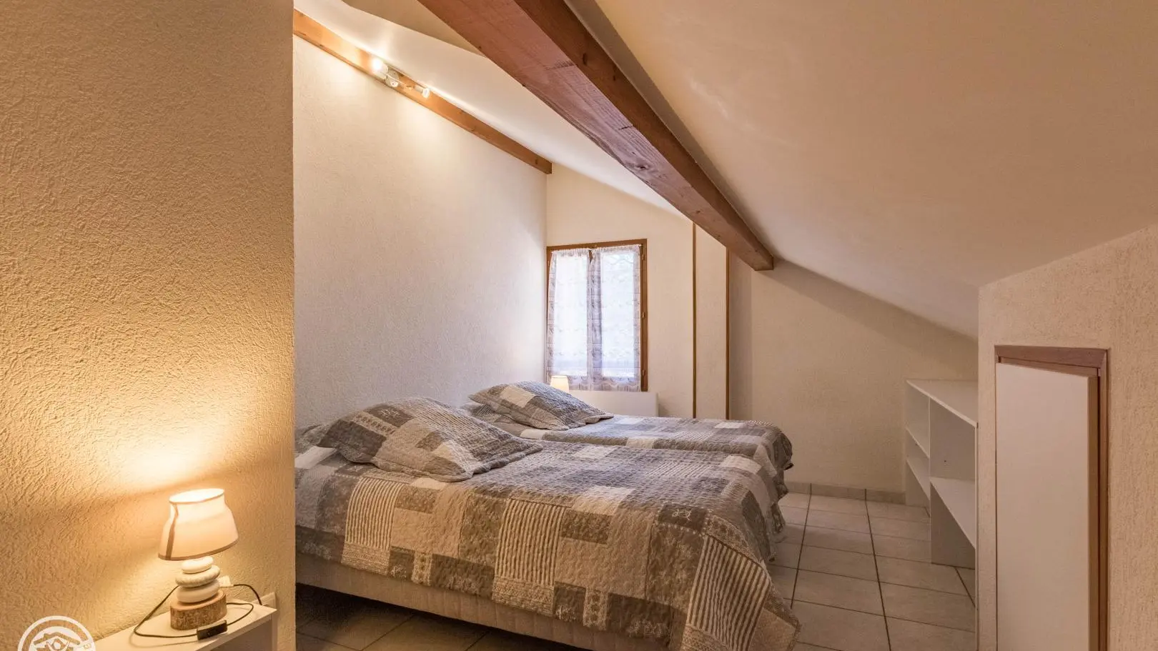 Chambre 2 avec rangements : 2 lits de 90x190cm (pouvant être jumelés)