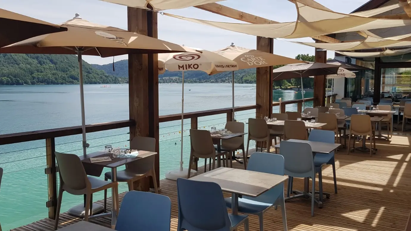 La terrasse de L'Envol au Vent au bord du lac de Paladru
