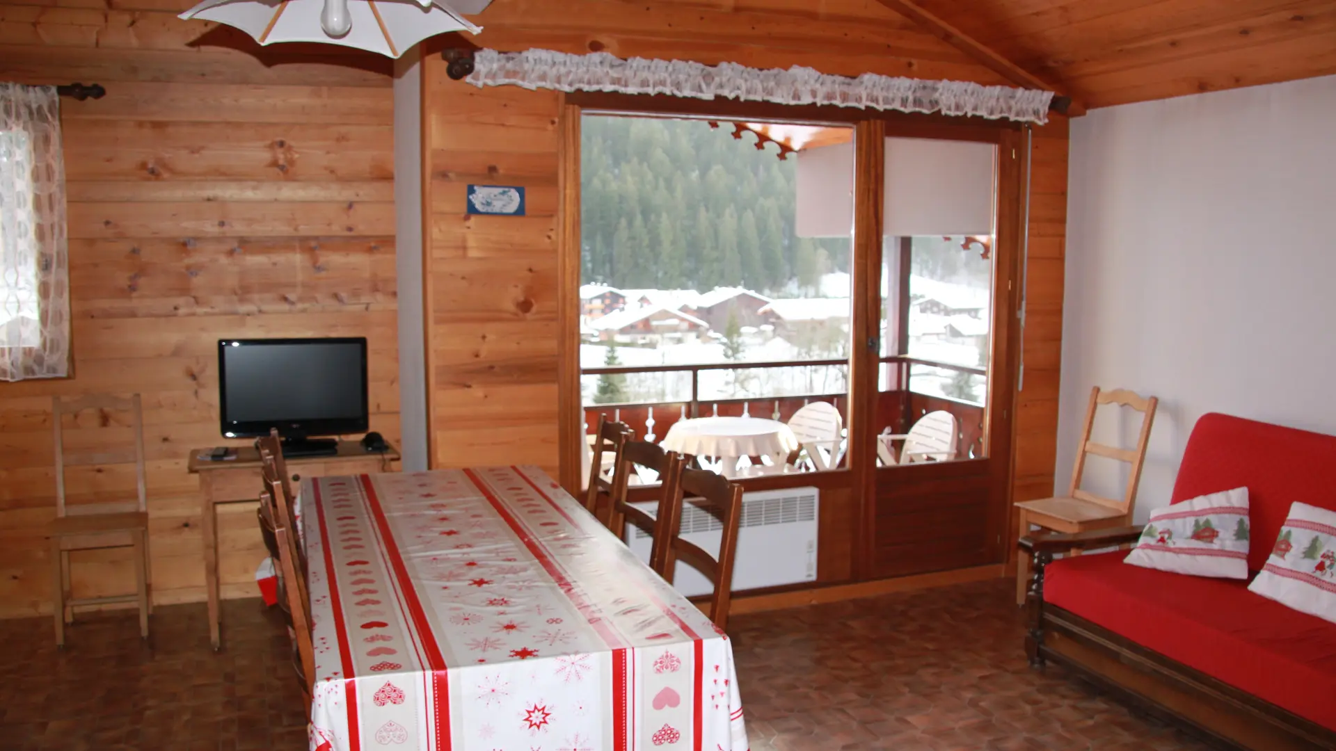 Séjour avec canapés et télévision, salle à manger/Living room with sofas and a television, dining room-Cornillon A-Le Grand-Bornand