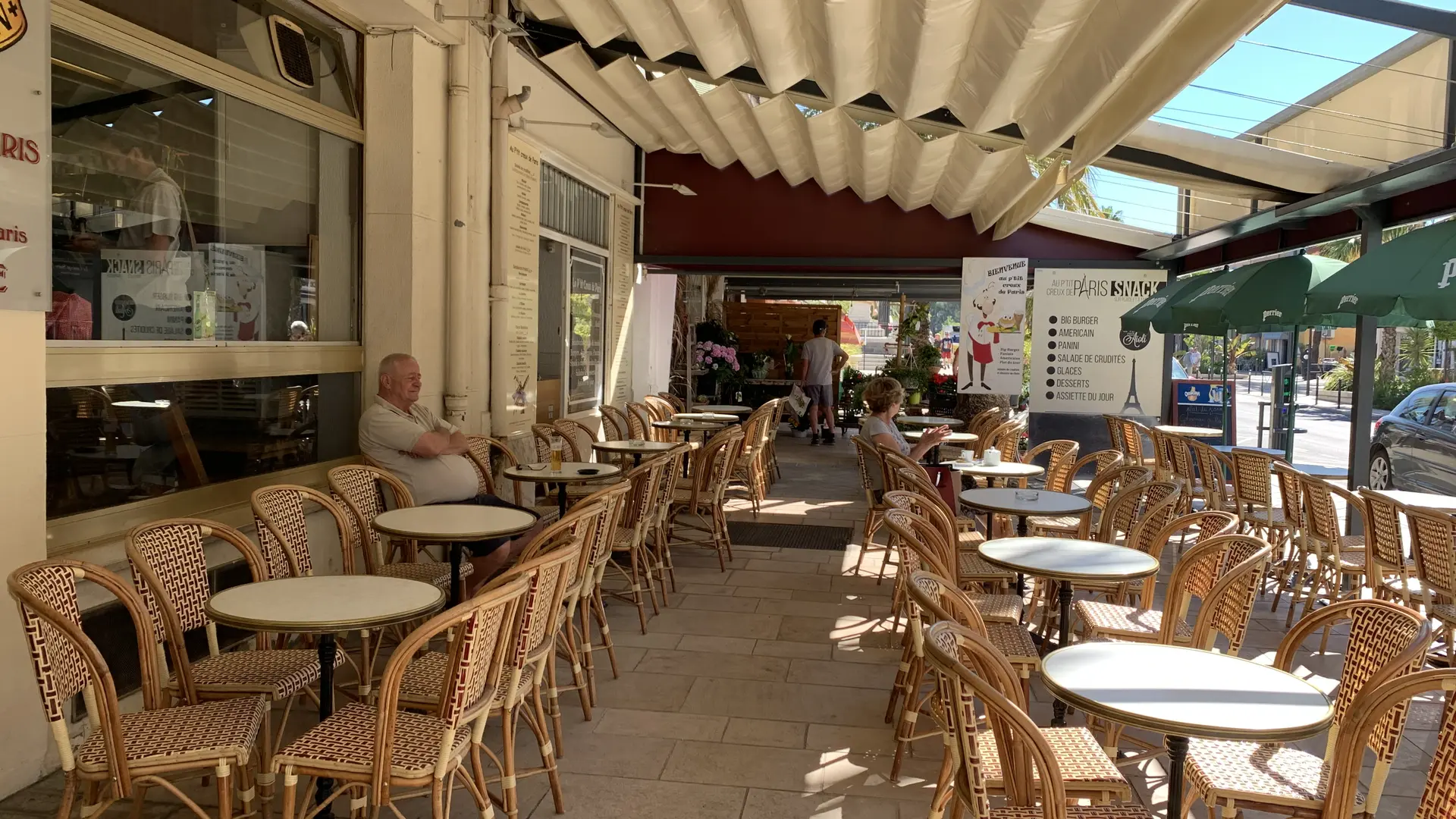 Terrasse du Café au Petit Creux de Paris à La Londe les Maures