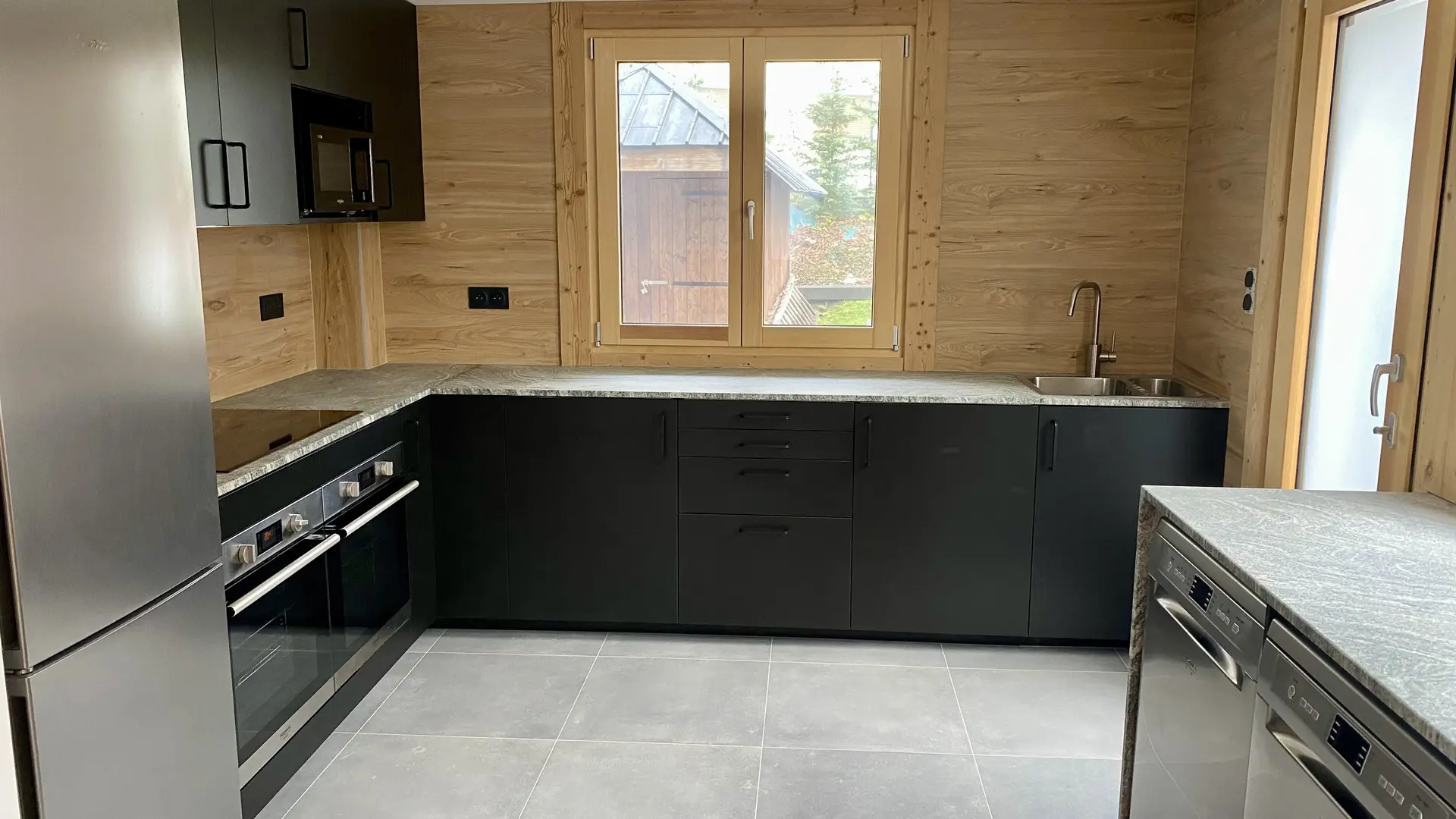 La cuisine principale du Lodge est utilisée pour les grands groupes