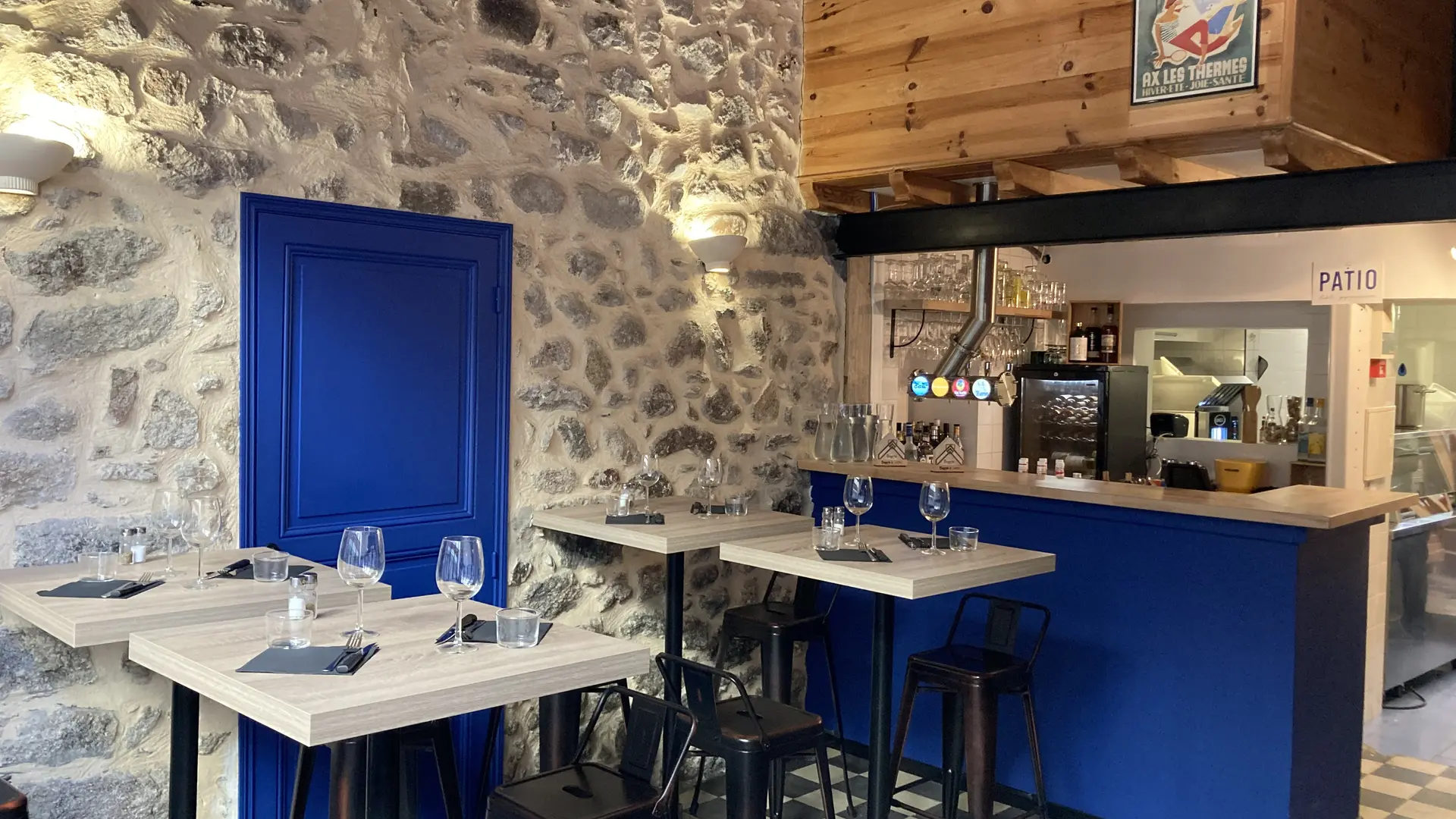 Sala de bar con mesas de bar