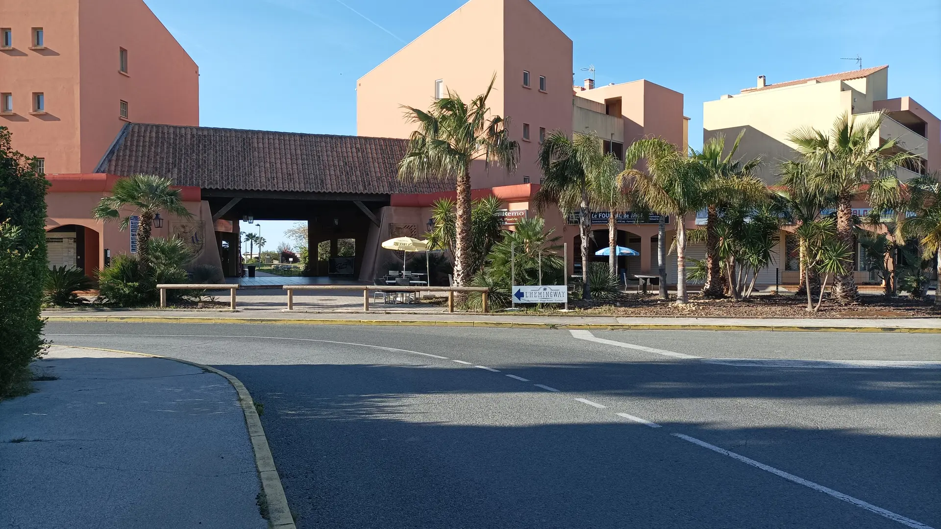 Porche avec commerces